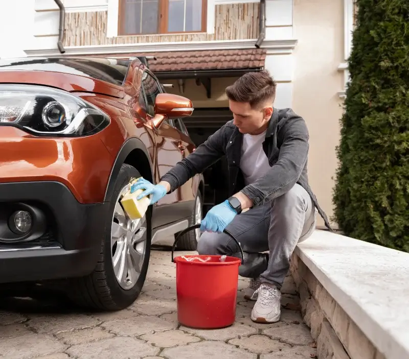 Lavage auto à domicile Saint-Mars-la-Brière : professionnel intervenant sur un véhicule